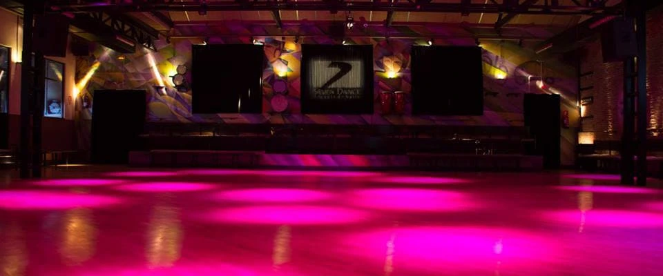 Imagen de la sala  en la que se imparten clases de baile en Seven Dance.