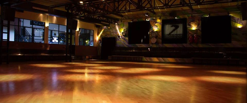 Imagen de la sala  en la que se imparten clases de baile en Seven Dance.