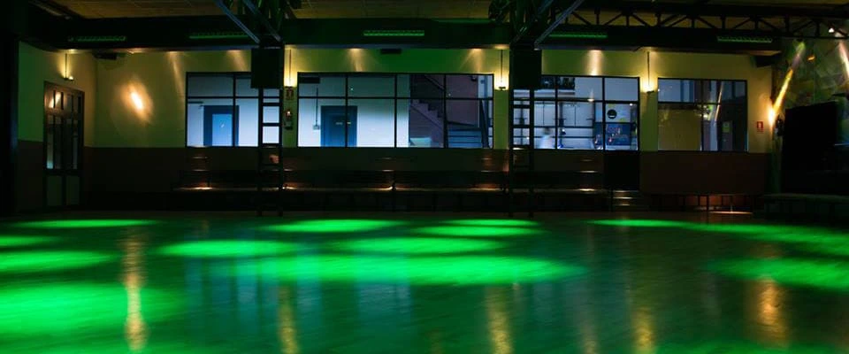 Imagen de la sala  en la que se imparten clases de baile en Seven Dance.