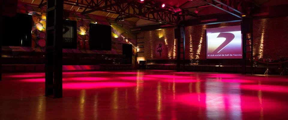 Imagen de la sala  en la que se imparten clases de baile en Seven Dance.