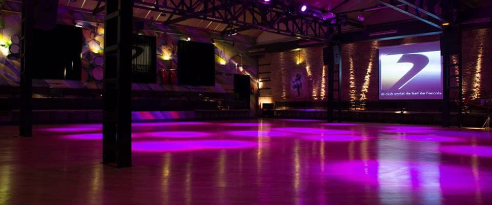 Imagen de la sala  en la que se imparten clases de baile en Seven Dance.